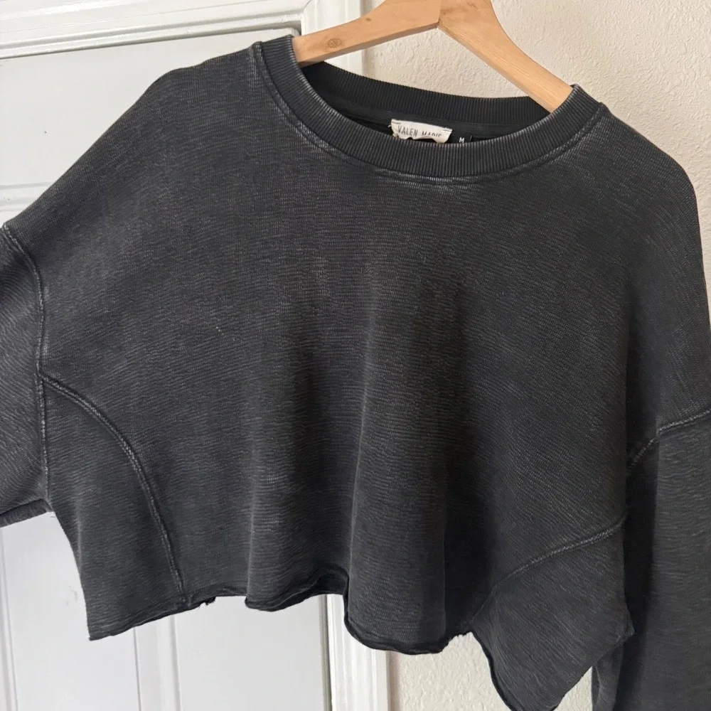 VALEN‎ MARIE charcoal grey cropped boxy long sleeve crew neck pullover sweater